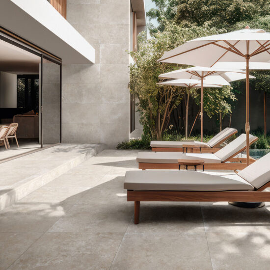 Area esterna con lettini e ombrelloni vicino a una piscina, vista su una sala moderna con pareti in legno.