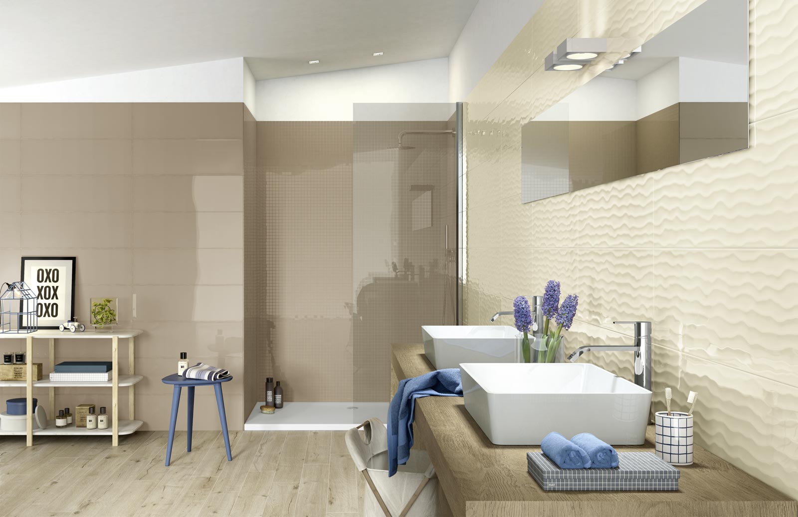 Bagno moderno con parete rivestita in piastrelle beige lucide e lavabo bianco su superficie in legno chiaro.